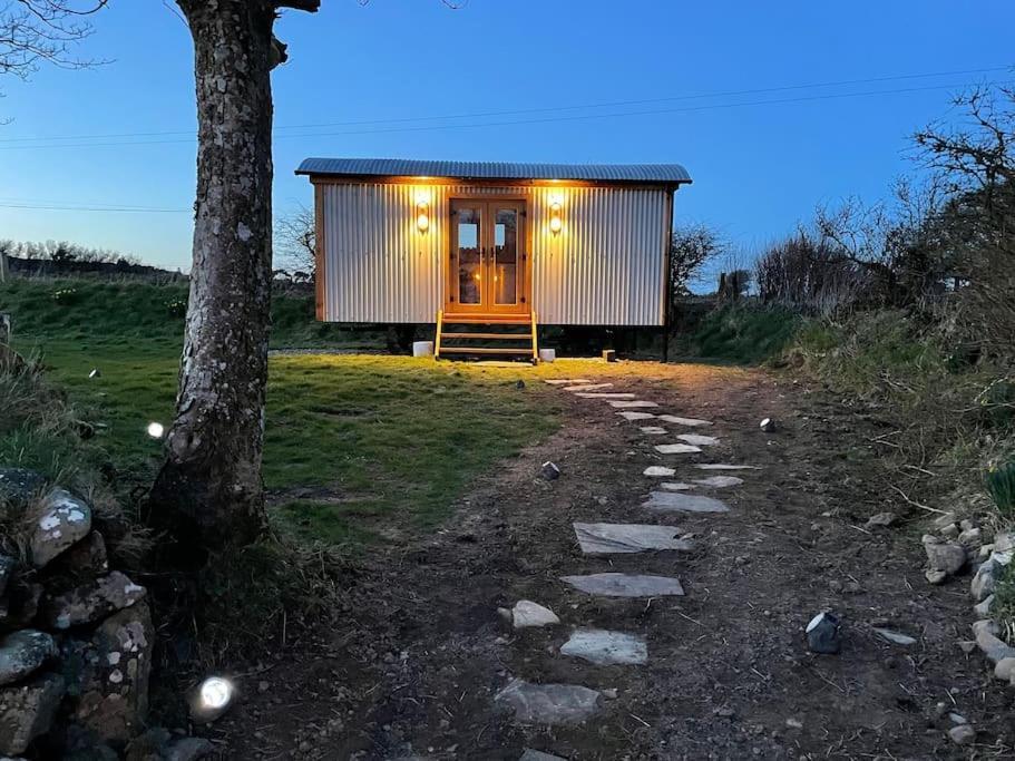 The Hut@trefechan Wen - Coastal Coziness! *