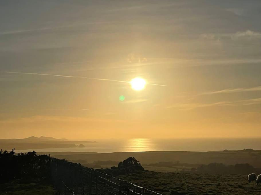 The Hut@trefechan Wen - Coastal Coziness! Holiday home *