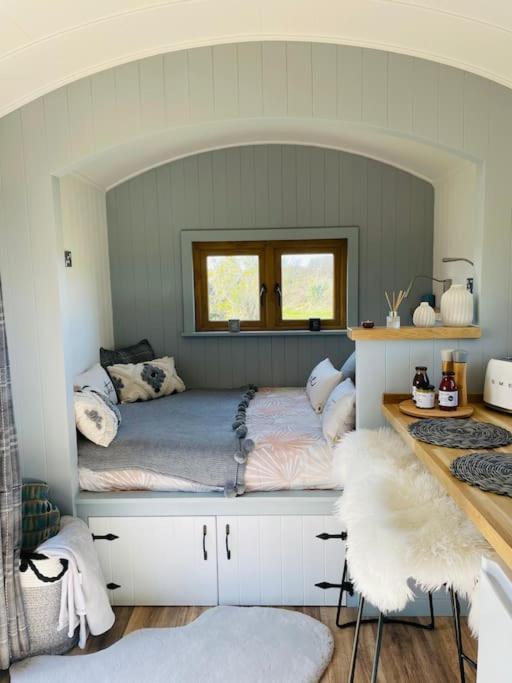 The Hut@trefechan Wen - Coastal Coziness! Holiday home