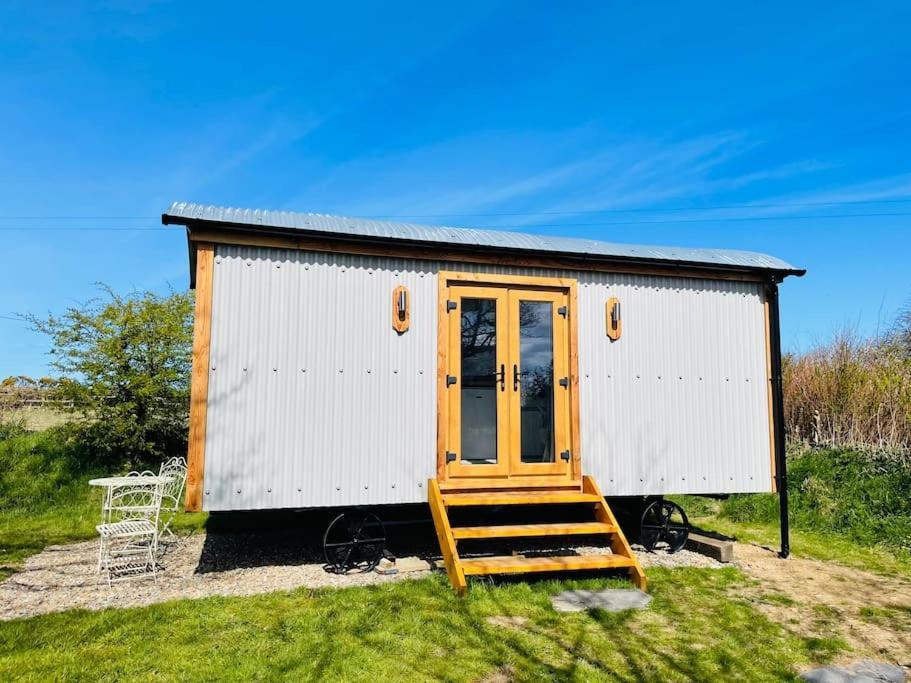 The Hut@trefechan Wen - Coastal Coziness!