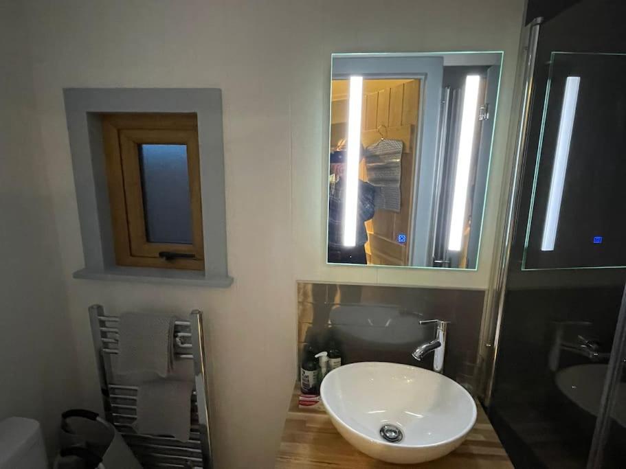 The Hut@trefechan Wen - Coastal Coziness! Holiday home *