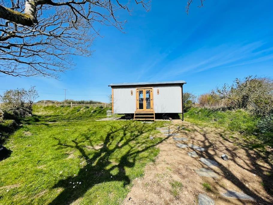Holiday home The Hut@trefechan Wen - Coastal Coziness! *