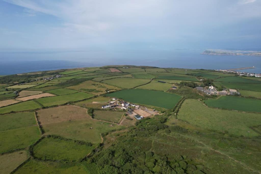The Hut@trefechan Wen - Coastal Coziness! Goodwick