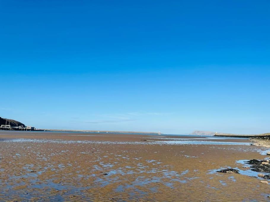 The Hut@trefechan Wen - Coastal Coziness! *