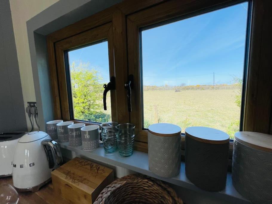 The Hut@trefechan Wen - Coastal Coziness! *