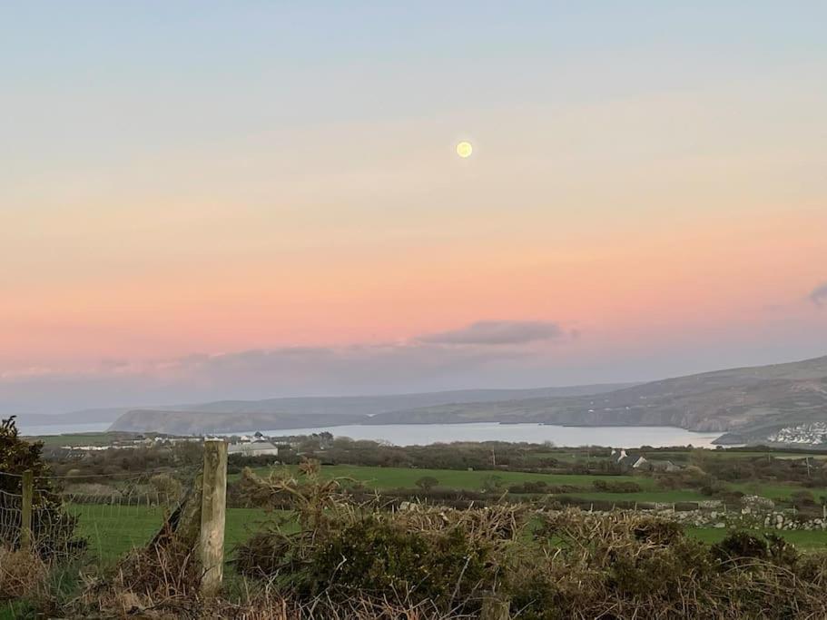 The Hut@trefechan Wen - Coastal Coziness! Holiday home Goodwick