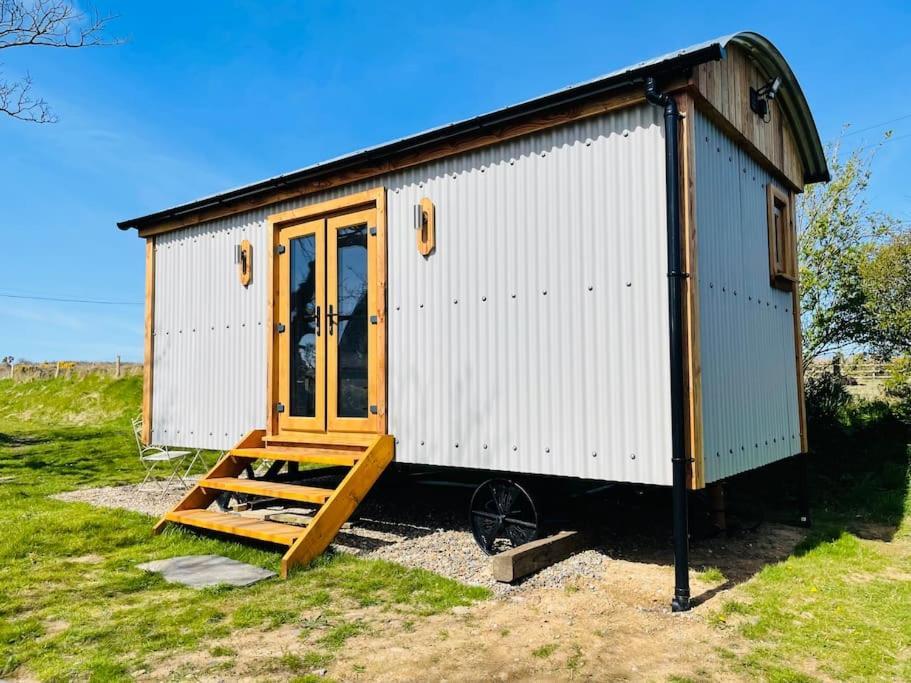 The Hut@trefechan Wen - Coastal Coziness! *