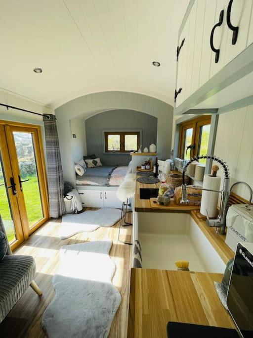 Holiday home The Hut@trefechan Wen - Coastal Coziness! *